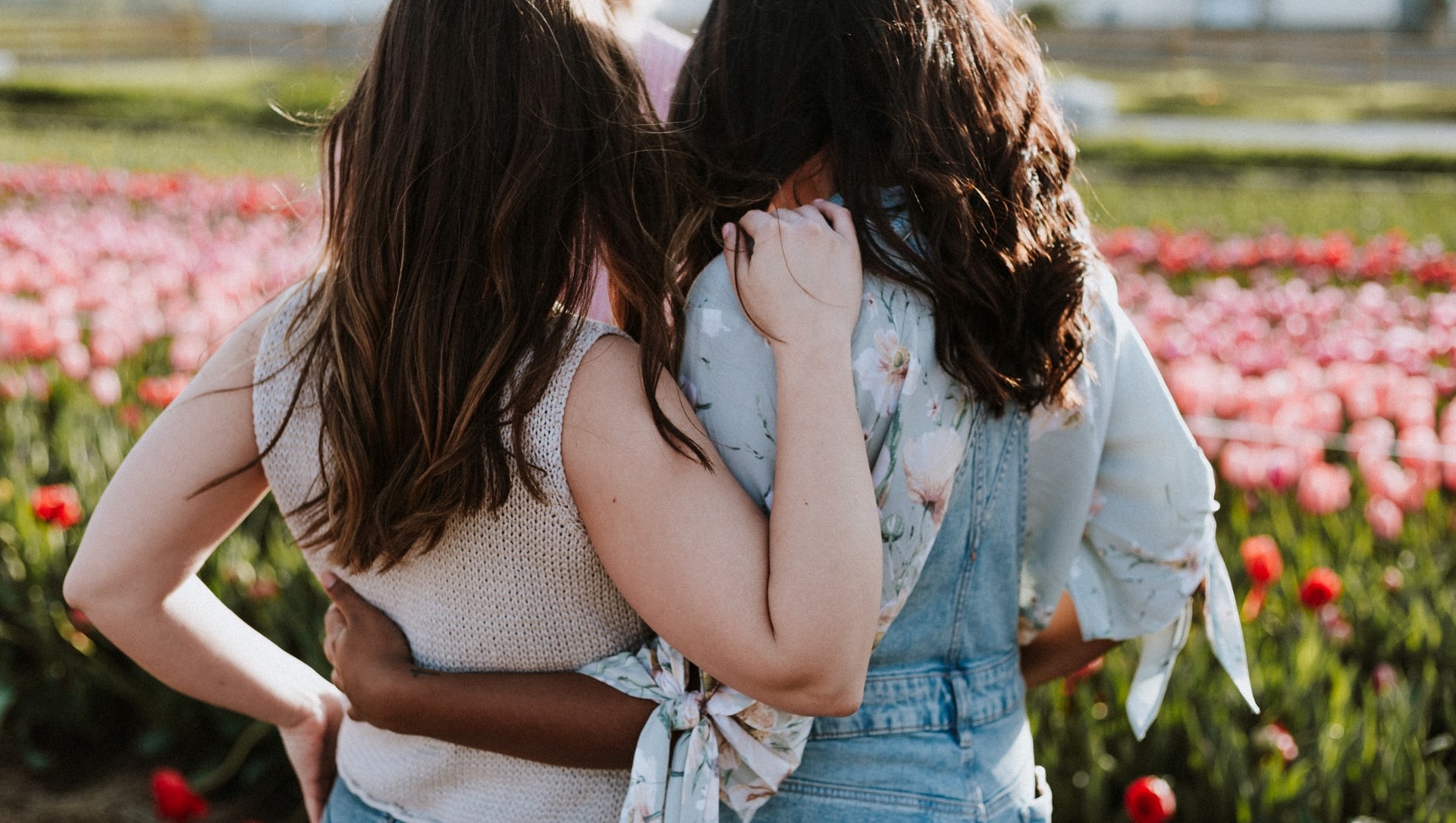 Подружку вместе видео. Красивые подруги. Две девушки улыбаются. Подруги смеются. Женщины дружат.