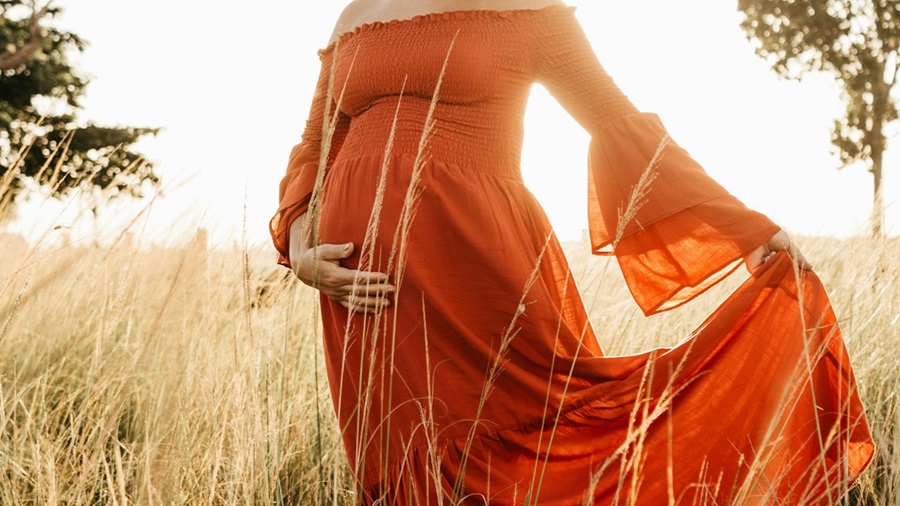 Pregnancy photo with red dress